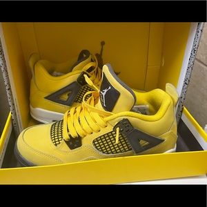 Boys size 5 Jordan Retro lightening (2021) worn 1 time with box